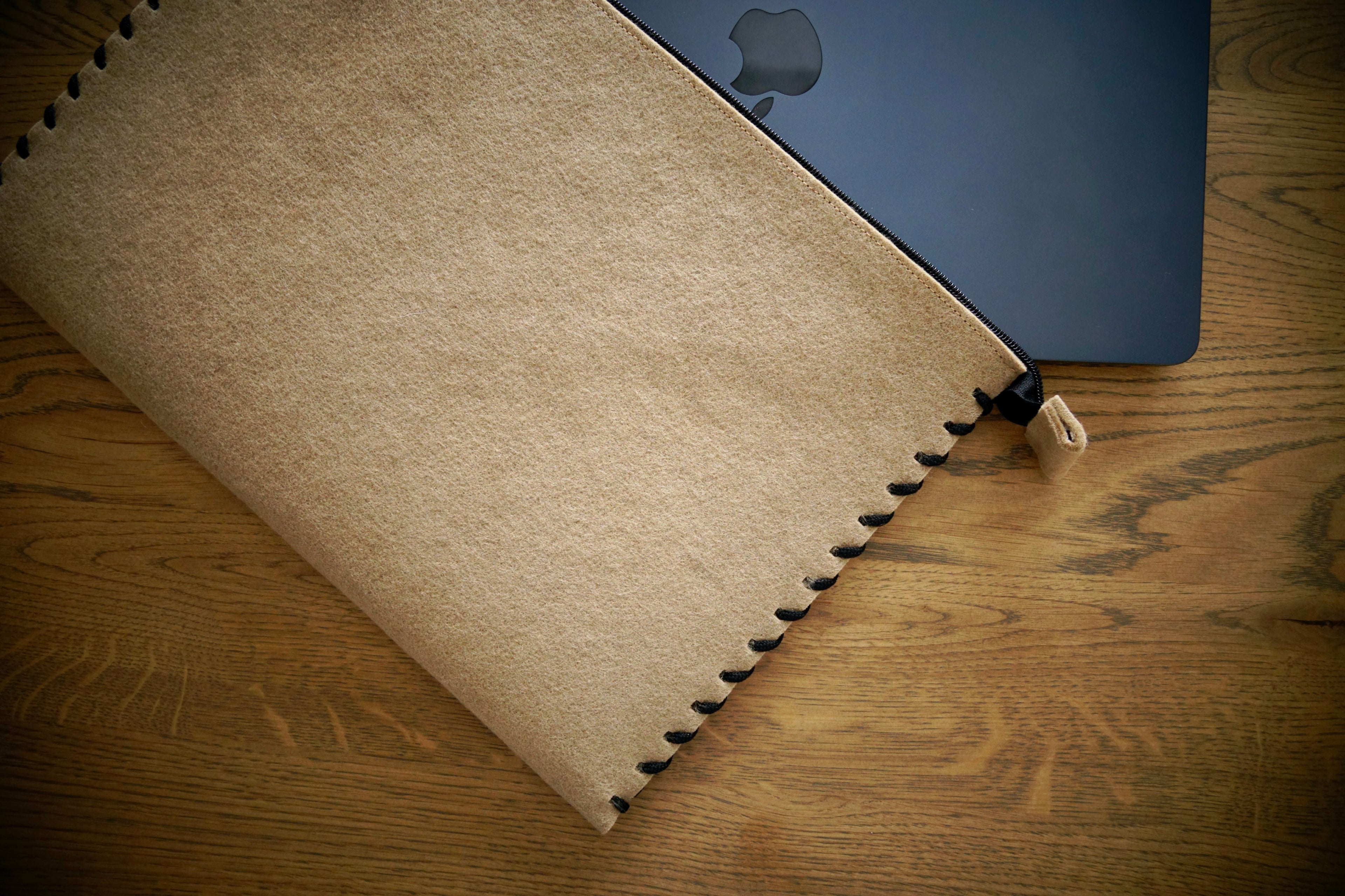 MacBook Case ZIP "with string" (Cappuccino&Black)