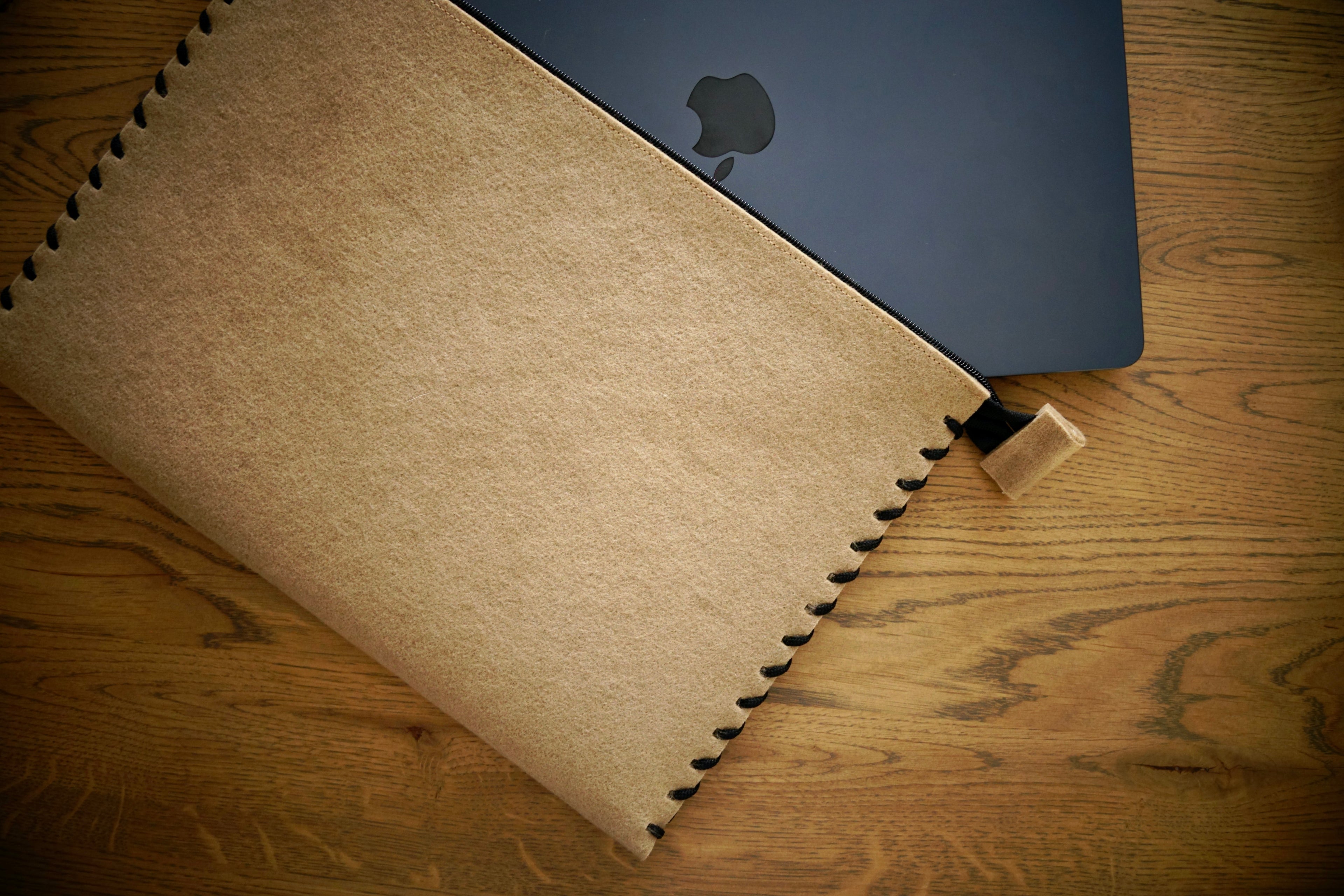 MacBook Case ZIP "with string" (Cappuccino&Black)