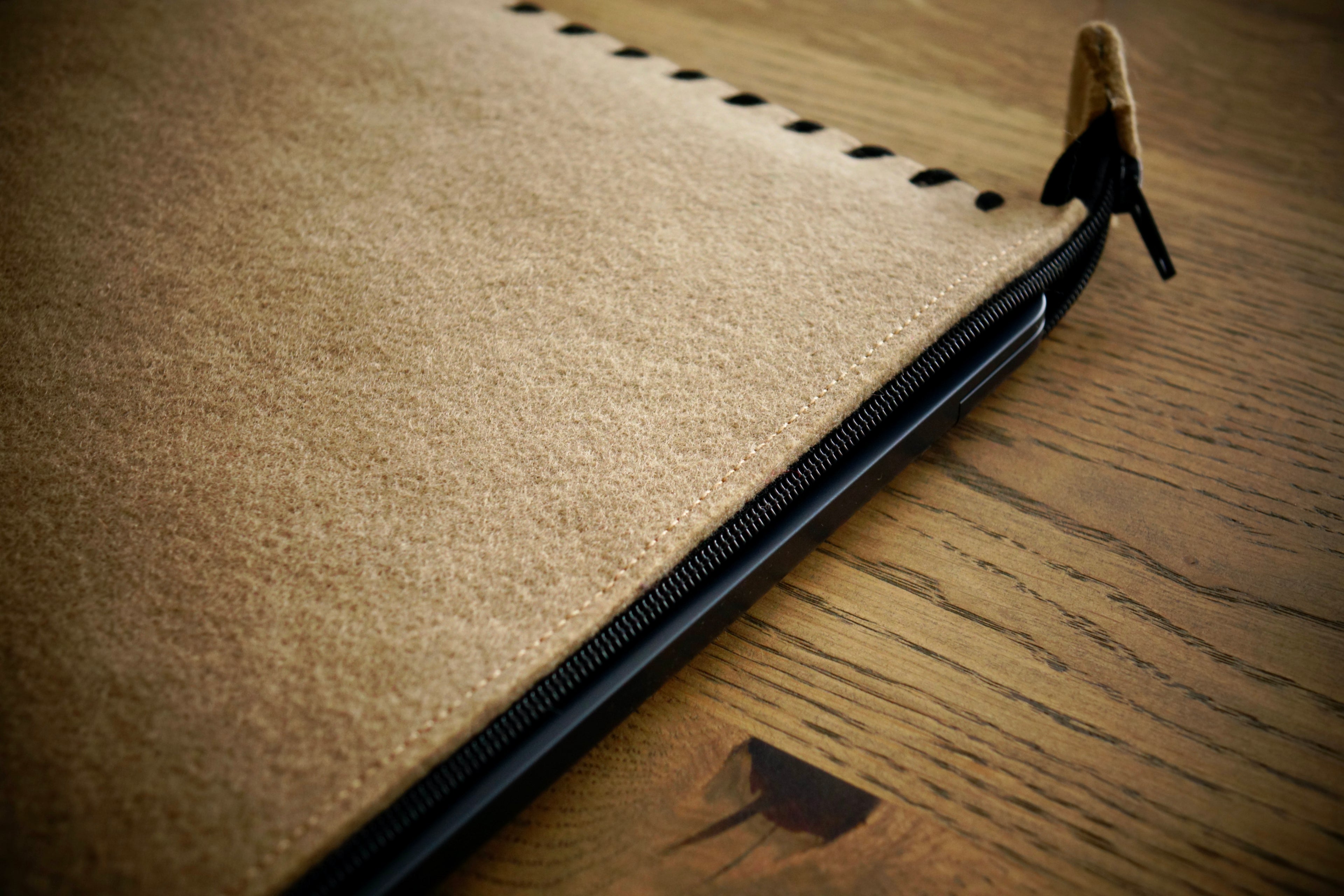 MacBook Case ZIP "with string" (Cappuccino&Black)