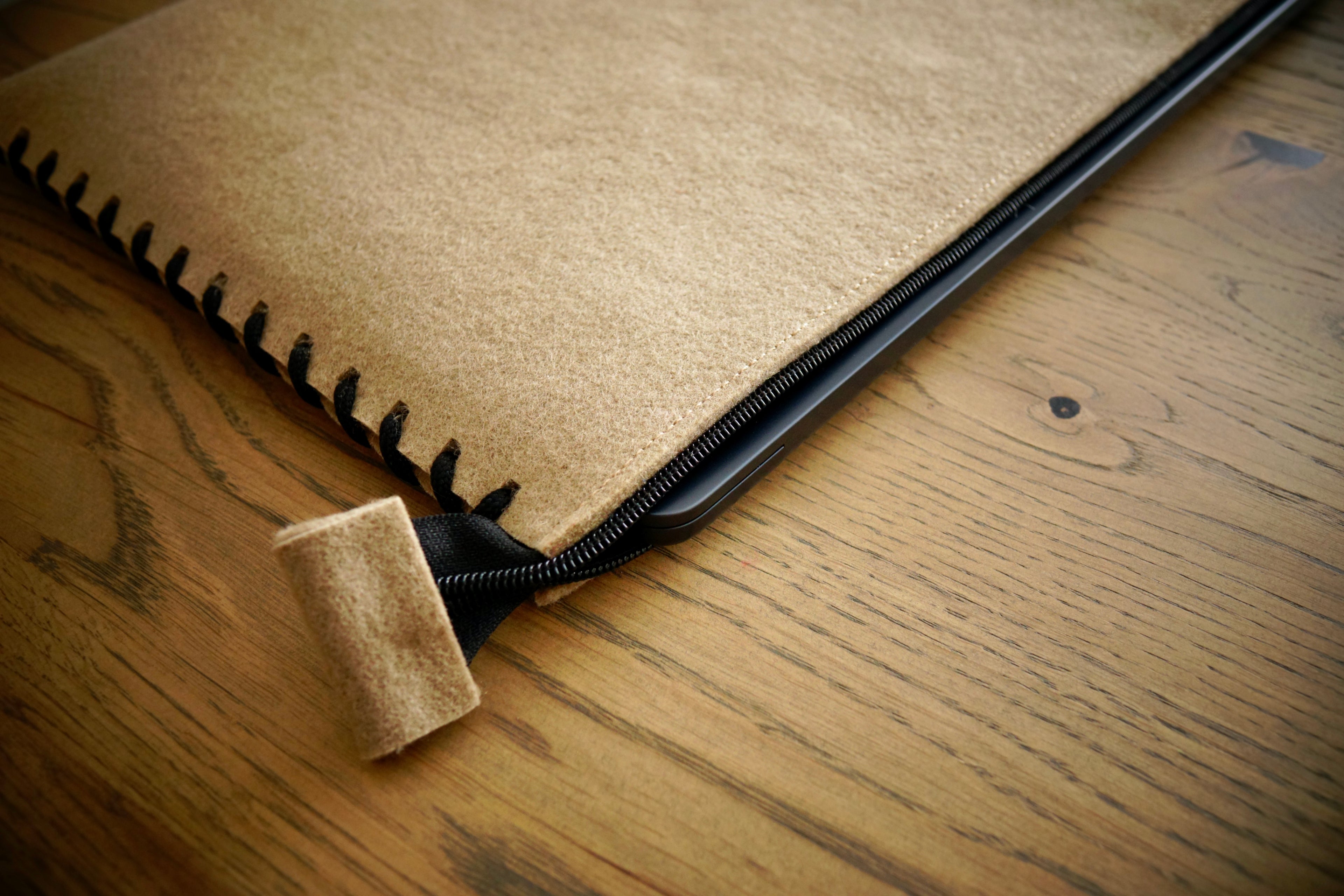 MacBook Case ZIP "with string" (Cappuccino&Black)